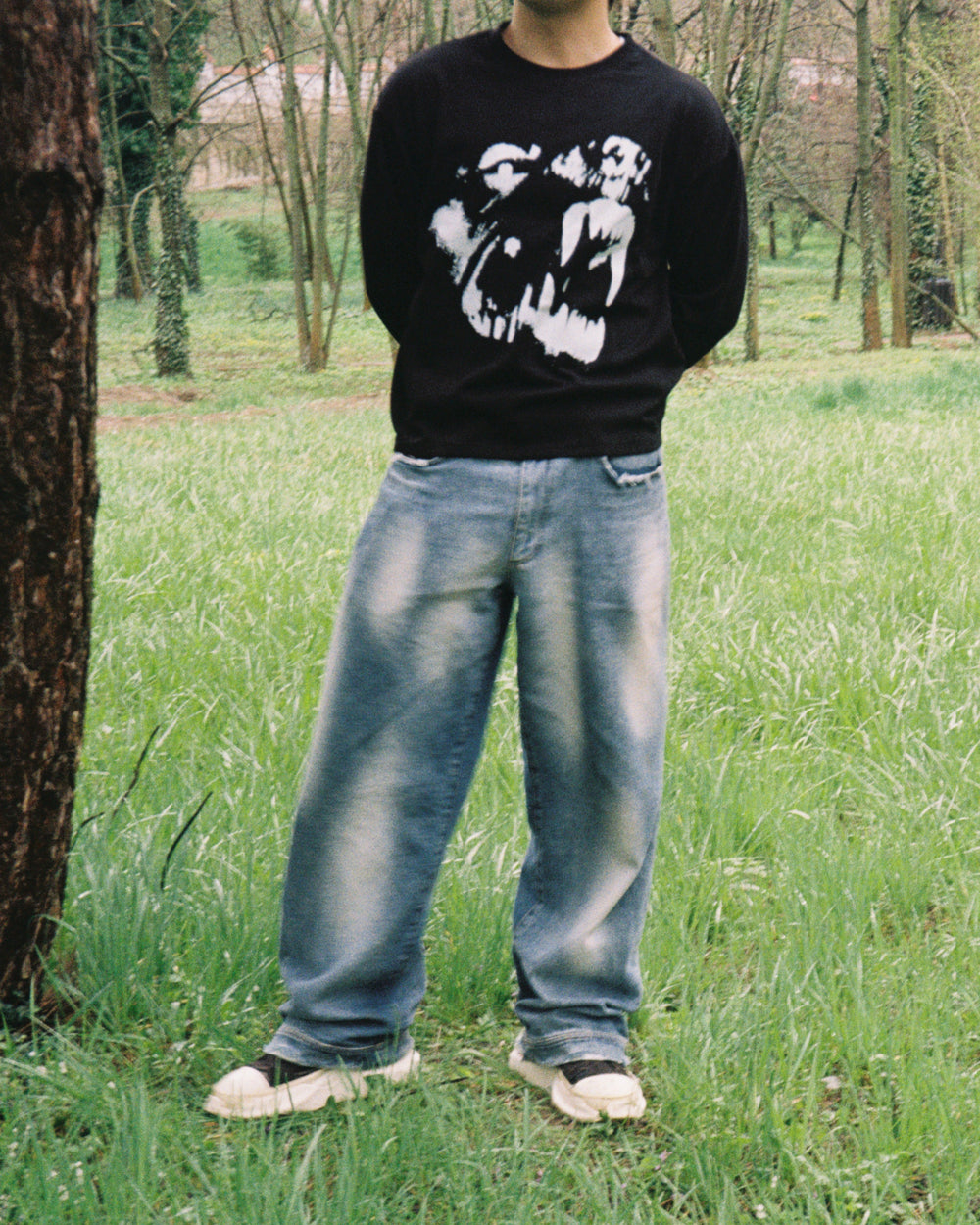 barbat purtand blugi albastri wide fit straight leg outfit streetwear denim