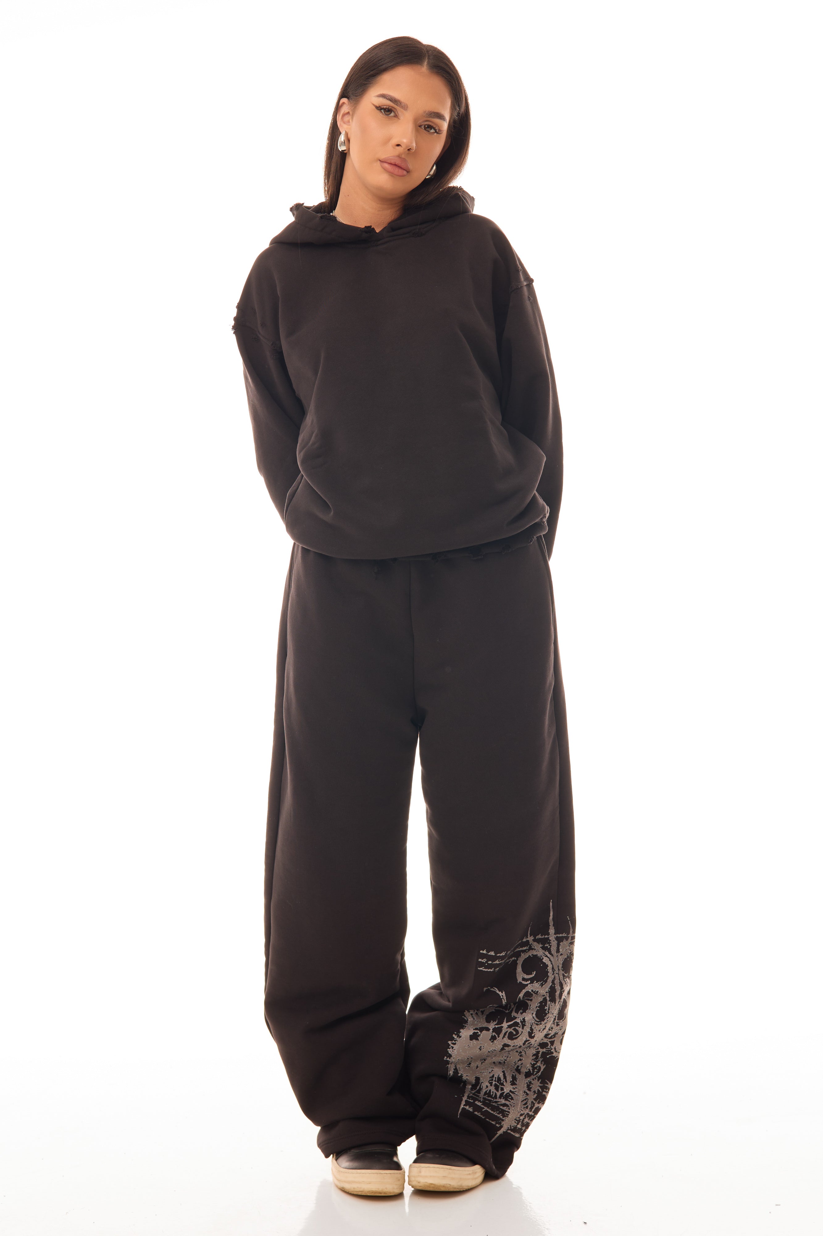 Relic Black Sweatpants – vedere față pe model femeie, material heavyweight 500gsm, imprimeu lateral – Skyweb