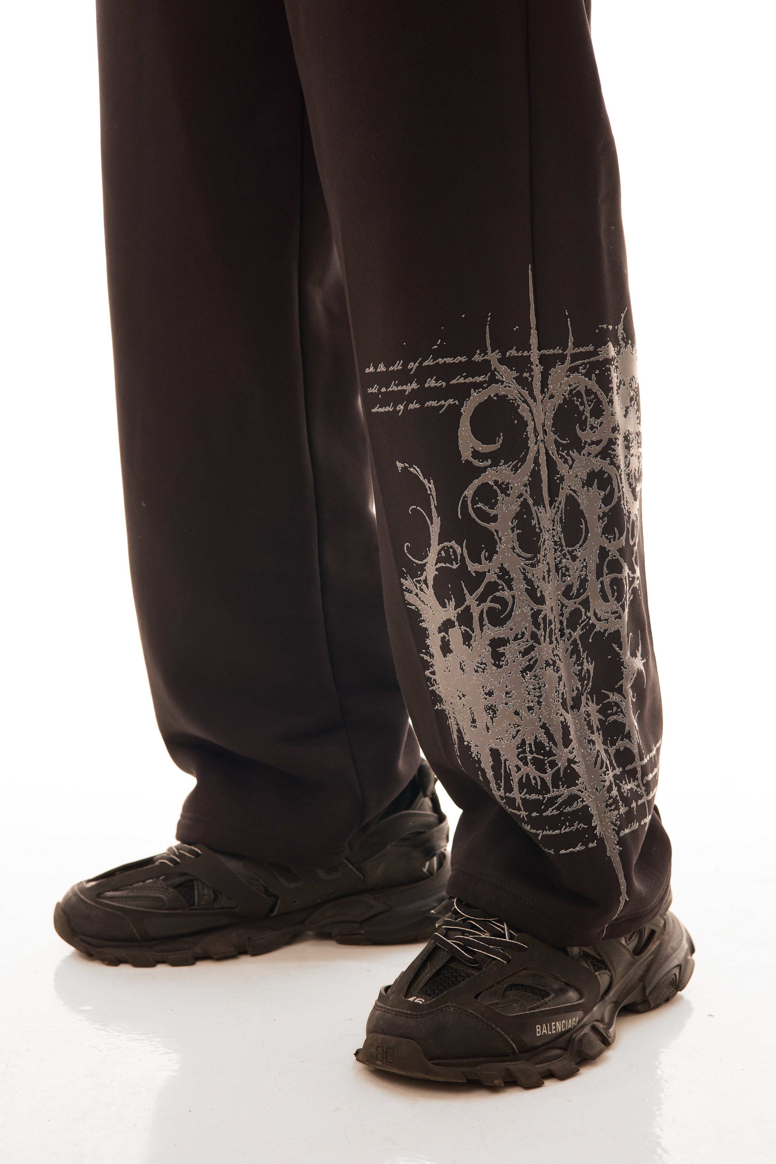 Relic Black Sweatpants – detaliu prim-plan pe imprimeul lateral, material negru heavyweight 500gsm – Skyweb