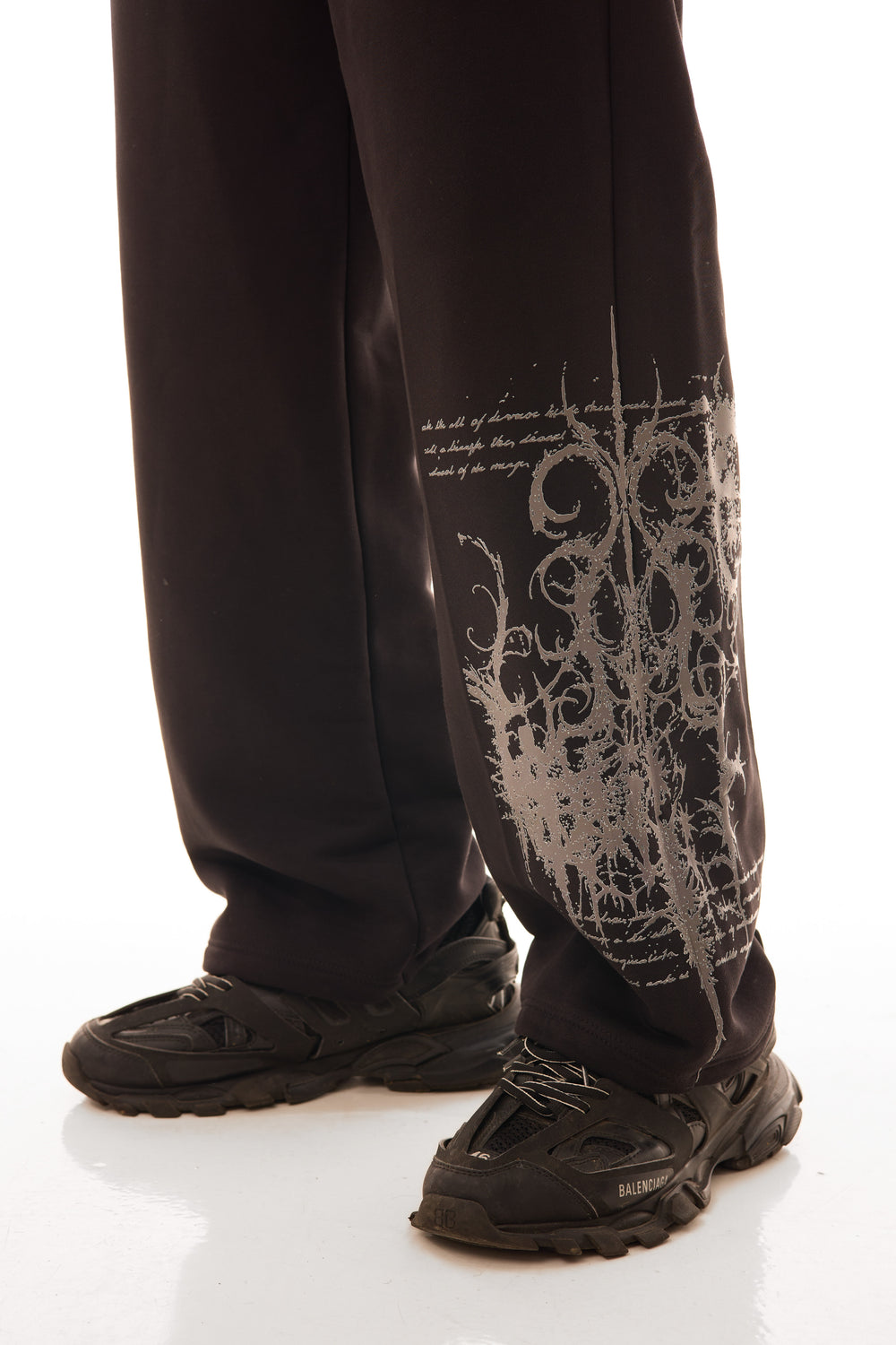 Relic Black Sweatpants – detaliu prim-plan pe imprimeul lateral, material negru heavyweight 500gsm – Skyweb