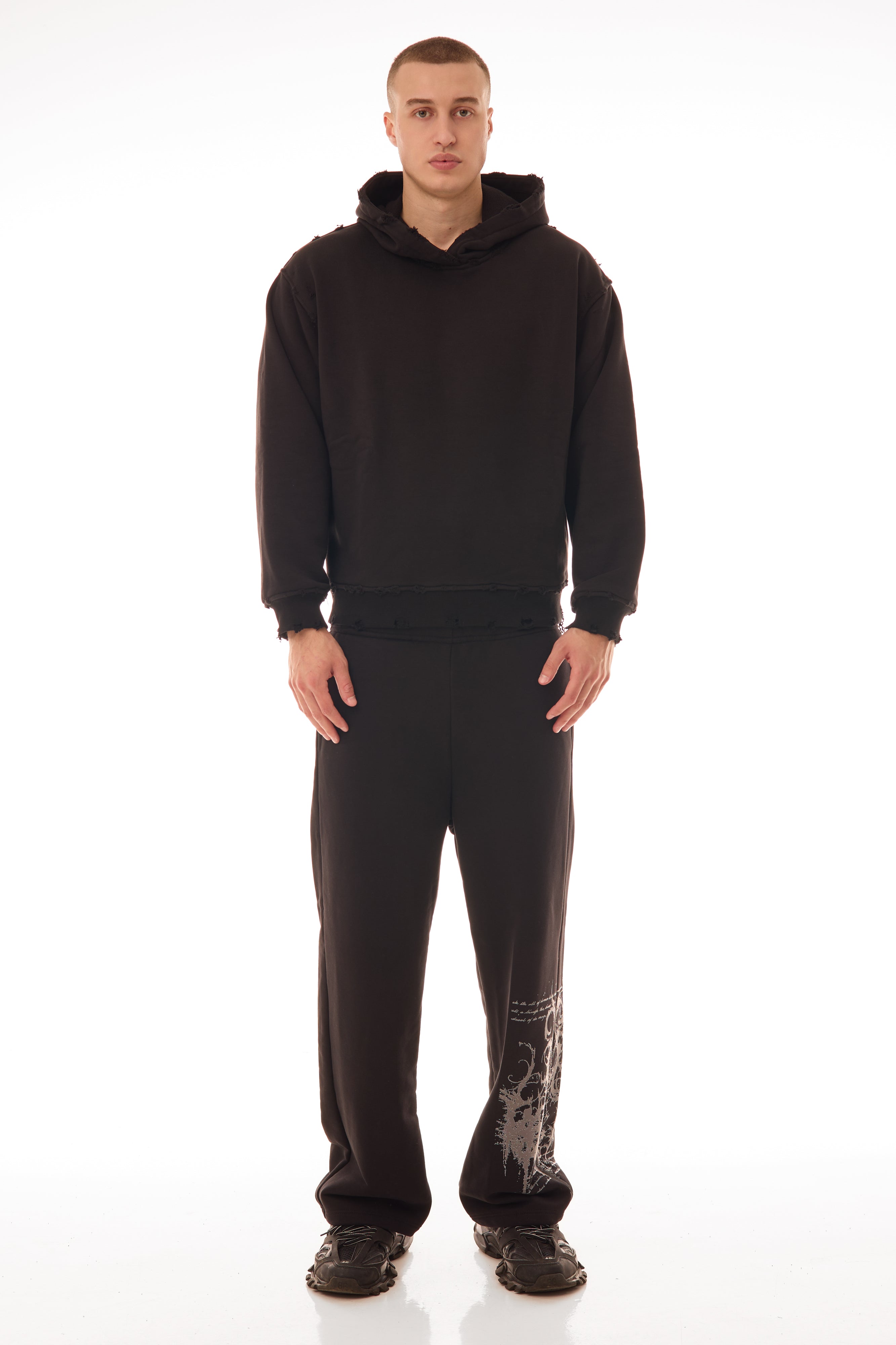 Relic Black Sweatpants – model masculin, vedere față, material 500gsm, imprimeu lateral – Skyweb