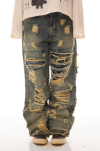 Close-up frontal cu model feminin purtând blugii Shattered Denim Blue 13.5 OZ, wide fit, cu distressed heavy și rupturi multiple.
