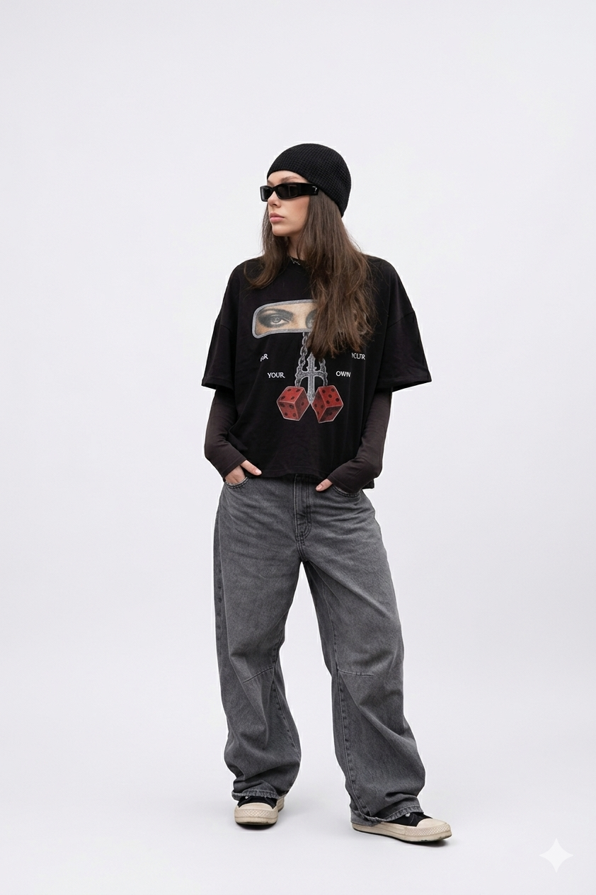 Tricou negru oversized SKYWEB CONFLICT cu print zaruri rosii si graphic frontal, fit lejer streetwear, vedere laterala pe model