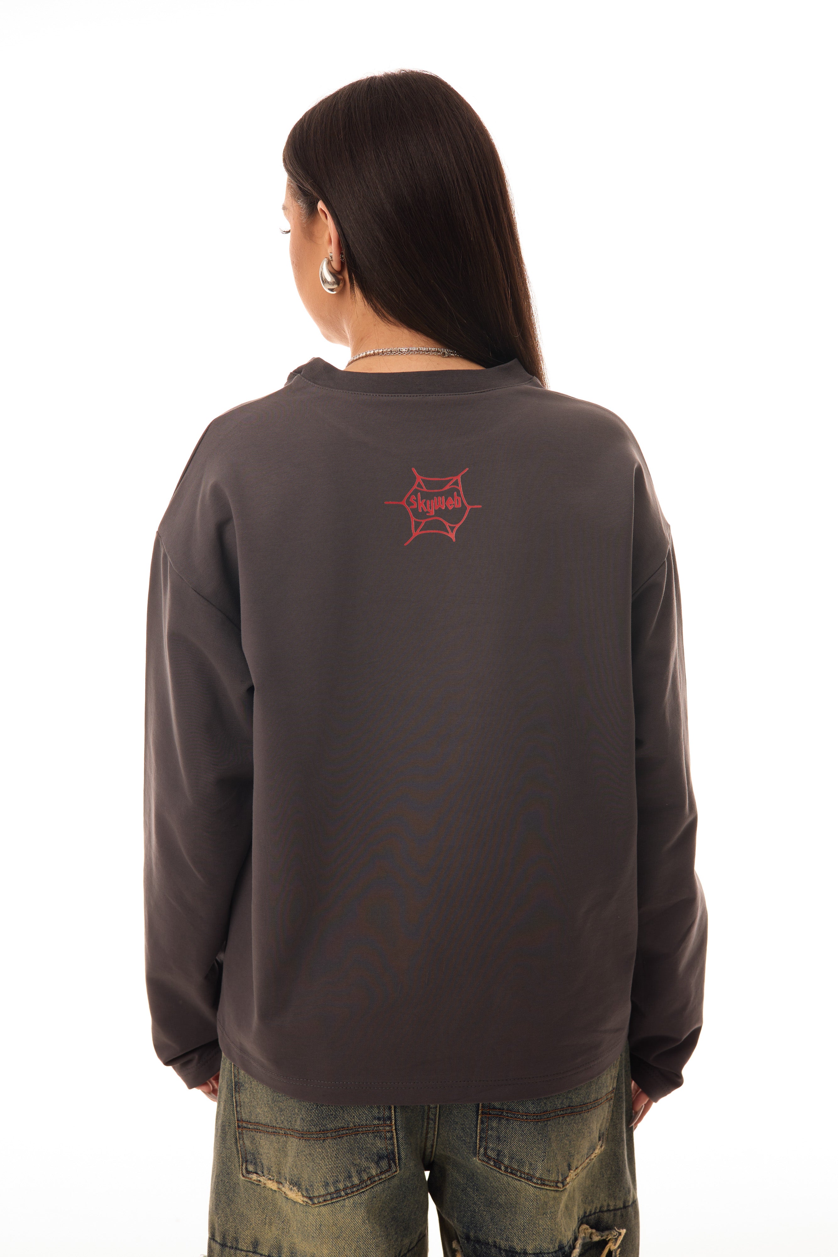 Model văzut din spate purtând tricoul oversized Red Glyph Grey Long Tee SKYWEB, bumbac 100% 300gsm, detaliu print roșu pe spate
