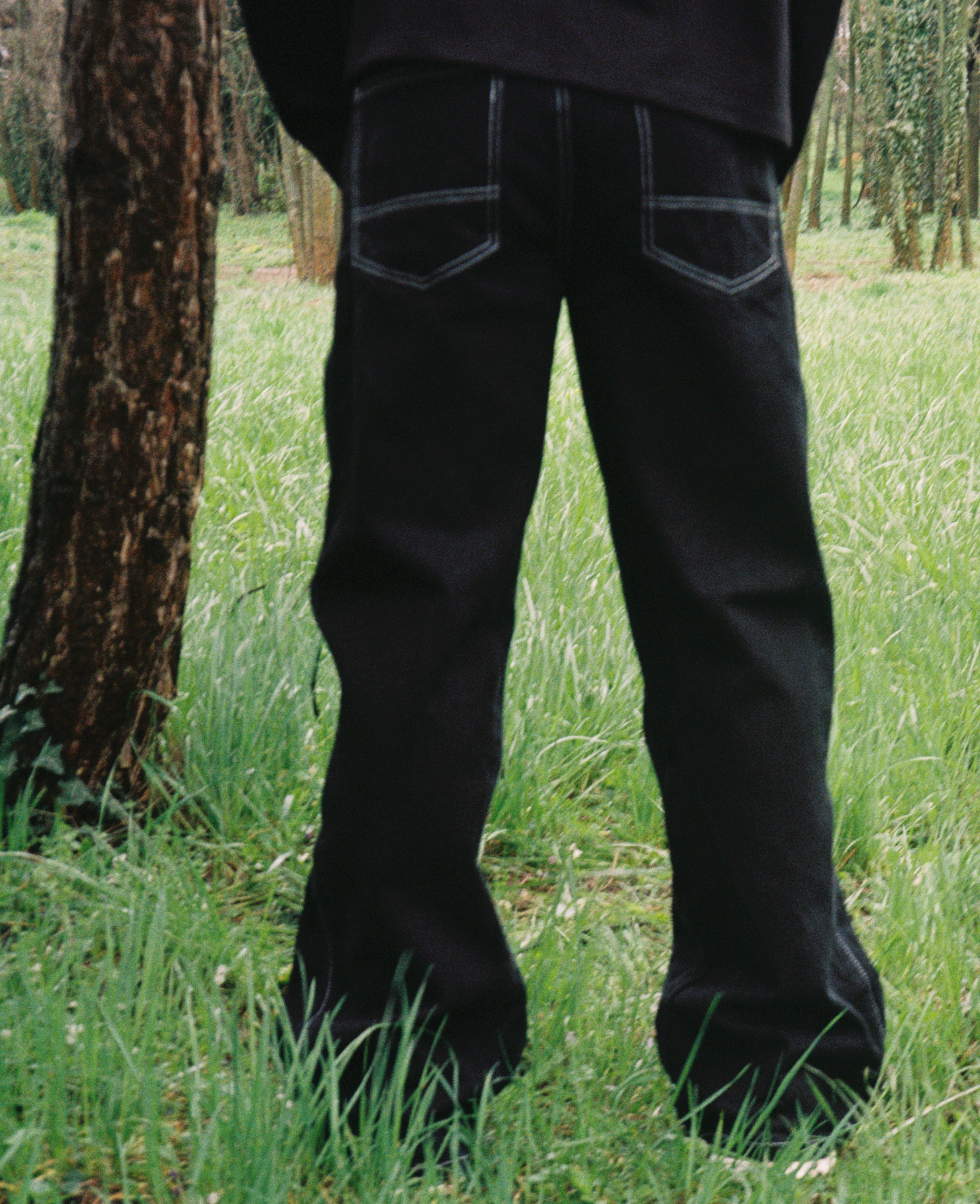 detaliu spate blugi negri flared cusaturi si fit evazat