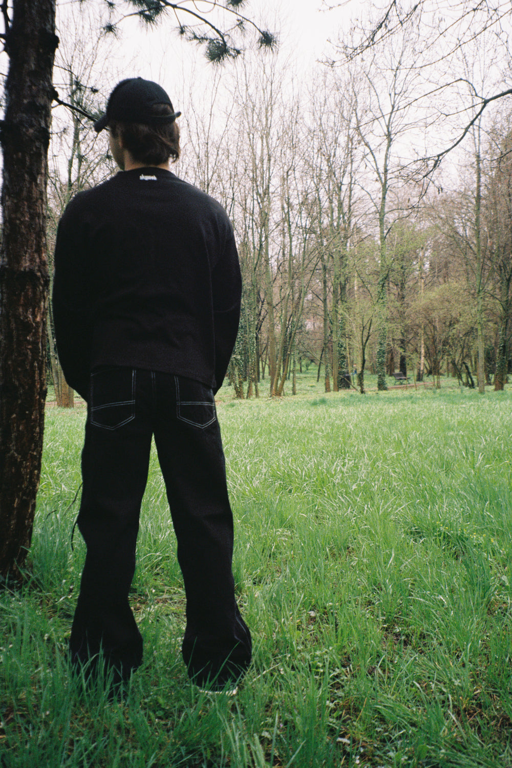 barbat purtand blugi negri flared outfit streetwear vedere spate