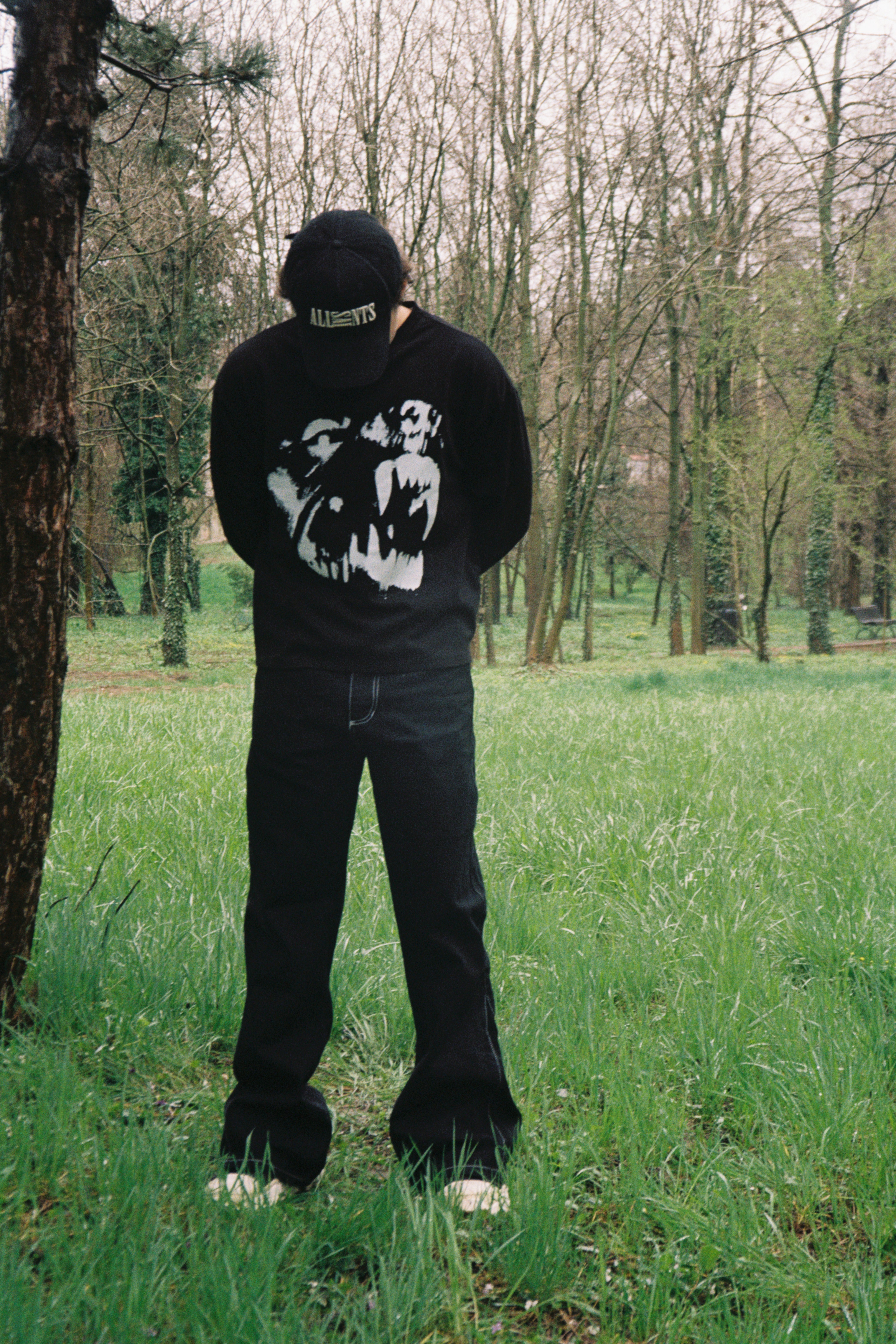 barbat purtand blugi negri flared wide fit outfit streetwear fata