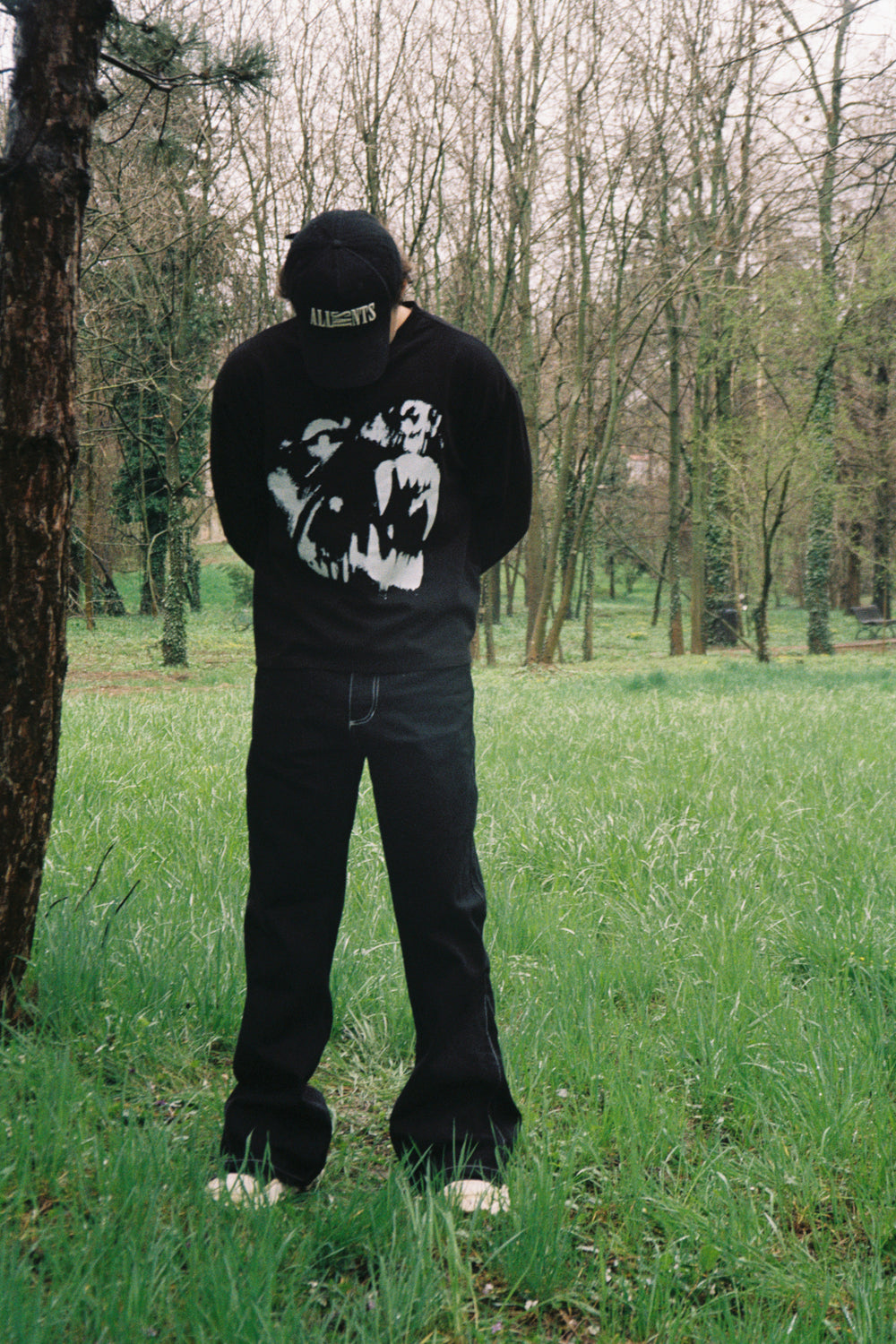 barbat purtand blugi negri flared wide fit outfit streetwear fata