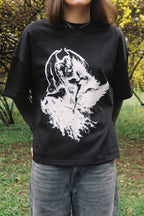 detaliu print alb dtf pe tricou negru streetwear fallen tee
