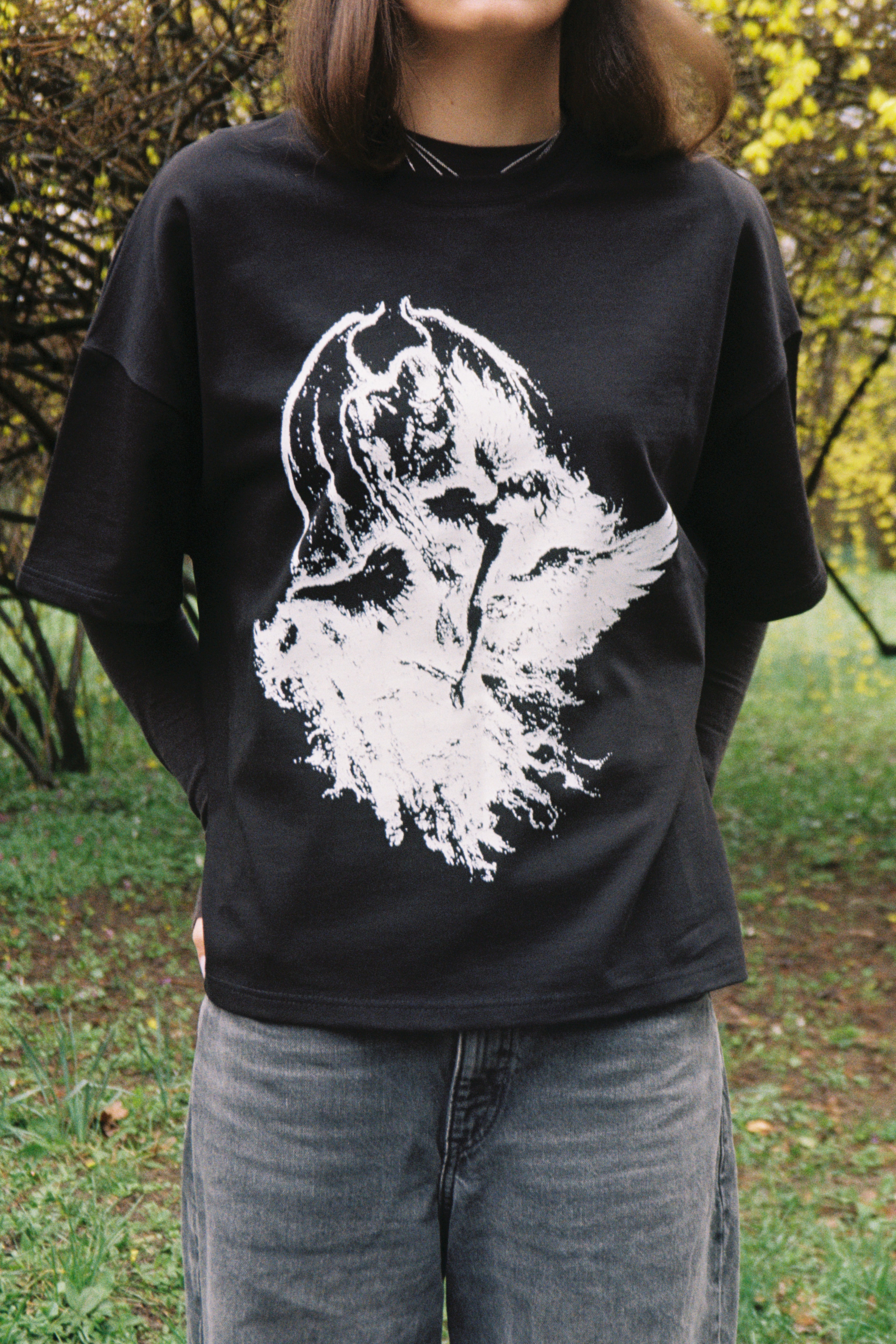 detaliu print alb dtf pe tricou negru streetwear fallen tee

